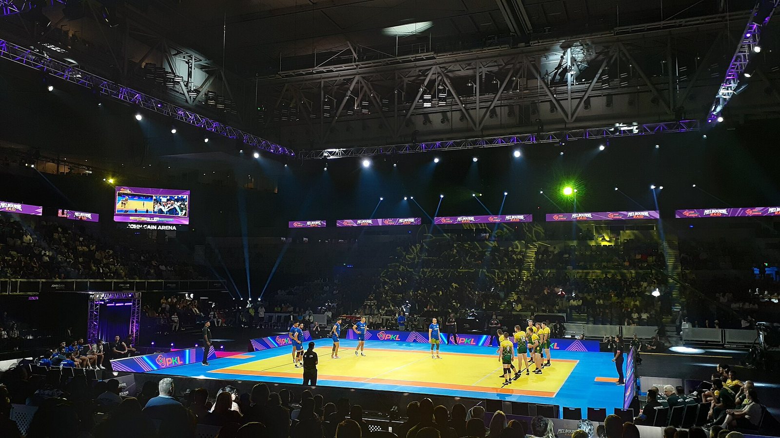 Показательный матч звёзд Pro Kabaddi League в Мельбурне: площадка для кабадди под софитами