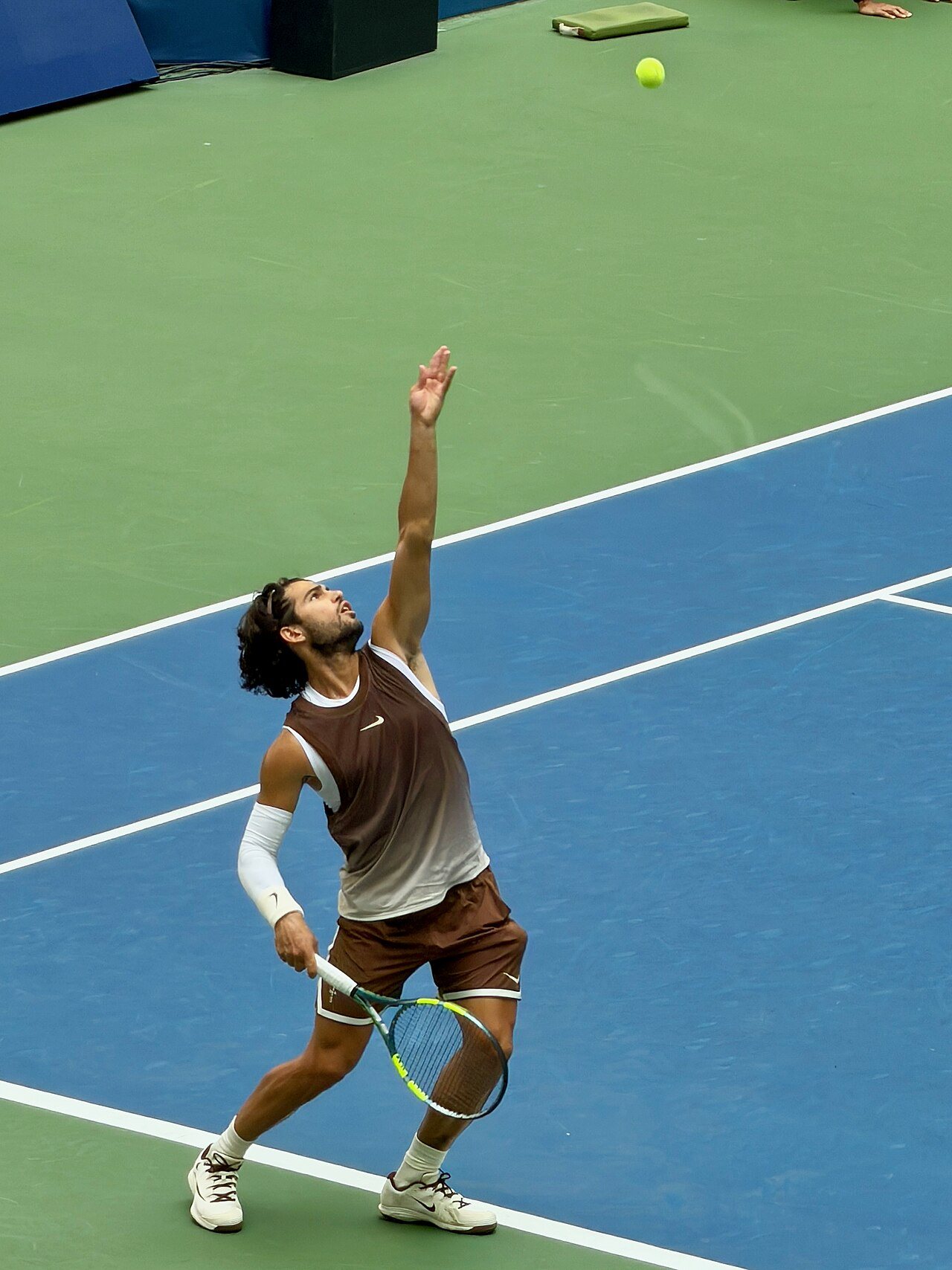 Карлос Алькарас, соперник Янника Синнера, подаёт на харде US Open 2026